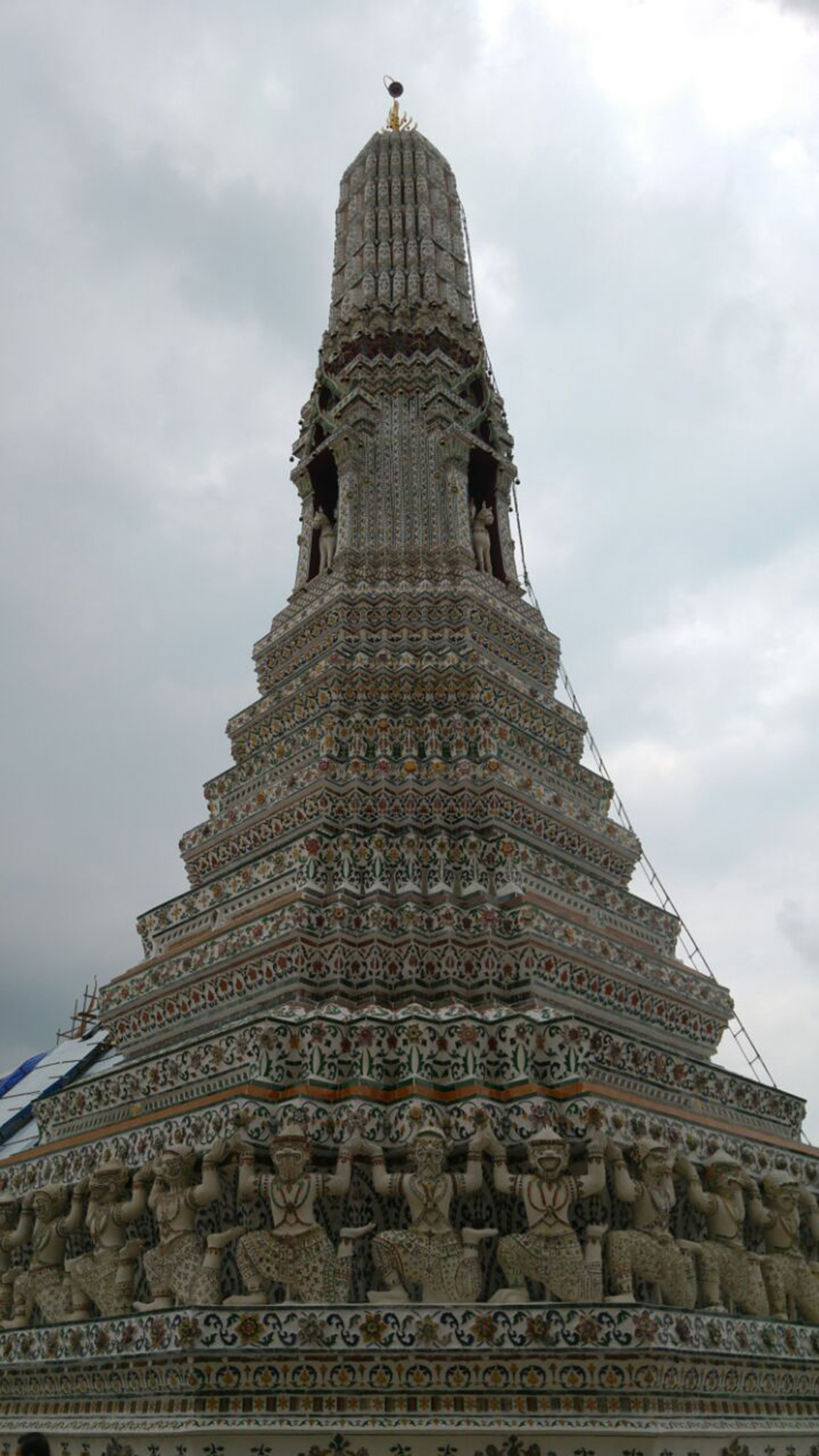 תאילנד ידועה במקדשיה אך זאת ההמלצה של לידג'י: "מקדש השחר"  ()