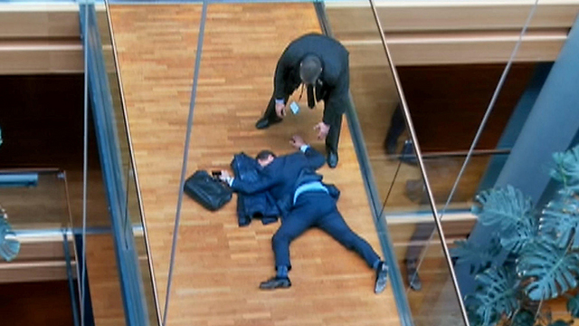חבר הפרלמנט וולף מוטל פצוע בפרלמנט האירופי, היום (צילום: רויטרס) (צילום: רויטרס)