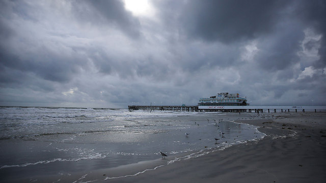 הוריקן "מת'יו" מתקרב לחוף המזרחי (צילום: AP) (צילום: AP)
