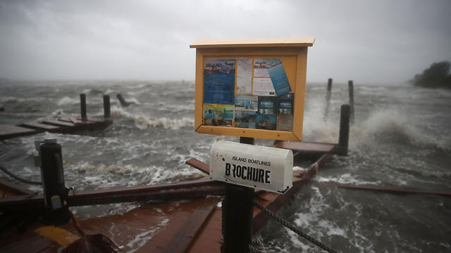 הוריקן "מת'יו" מכה בחופי ארה"ב, הערב (צילום: AFP) (צילום: AFP)