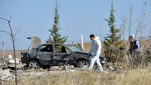 המכונית שאותה פוצצו המחבלים המתאבדים  (צילום: AP) (צילום: AP)