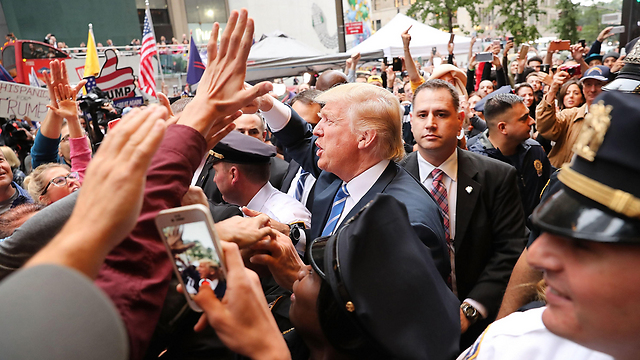 טראמפ מנופף לתומכיו בניו יורק (צילום: AFP) (צילום: AFP)