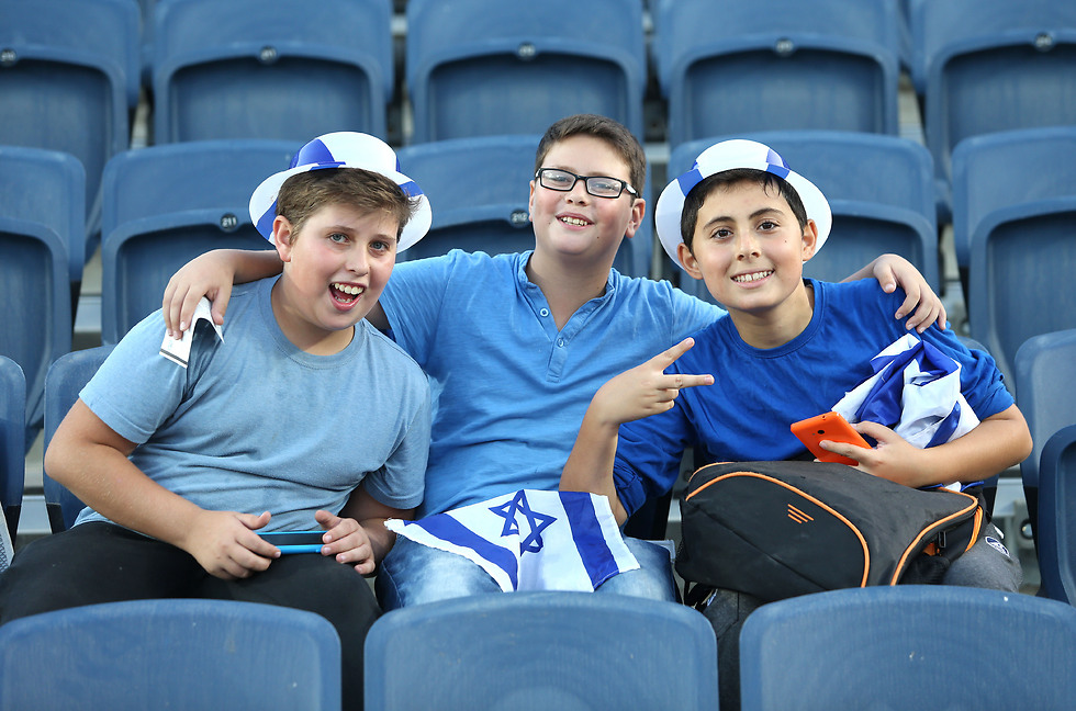 אוהדי נבחרת ישראל הצעירים בטדי (צילום: עוז מועלם) (צילום: עוז מועלם)