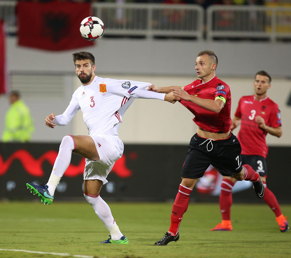 גם פיקה ונבחרת ספרד לא ליקקו דבש מול אלבניה (צילום: AFP) (צילום: AFP)