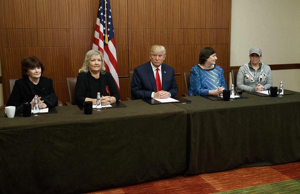 טראמפ וארבעת ה"מותקפות" (צילום: AP) (צילום: AP)