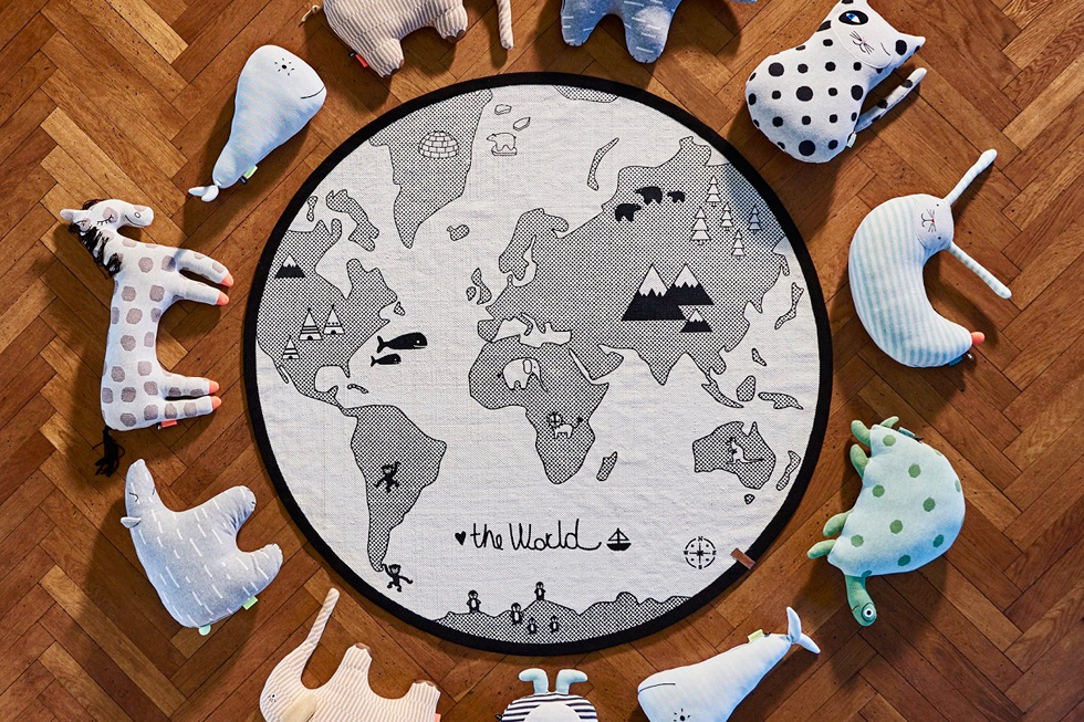 החנות CRY BABY מציעה עיצוב פחות מתקתק לילדים. למשל, שטיחון בצורת מפת העולם (649 שקל) ובובות של חיות (239-269 שקל) מבית המותג הדני OYOY