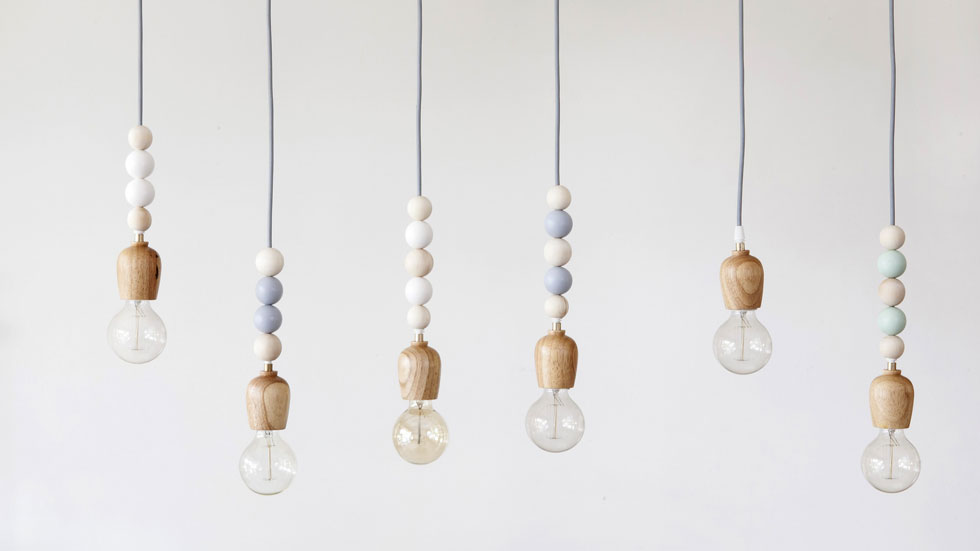 מנורות עץ עם חרוזים (240 שקל ליחידה) באתר ''מיקאסה'', שמציע פריטים משלימים ומענה מהיר לטרנדים  (צילום: הגר דופלט)