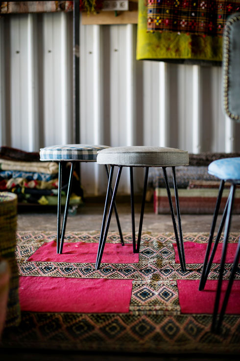שטיחים ב-200-10,000 שקל, ב''מיקלולה'' - הנגאר תעשייתי שהפך לגלרית עיצוב (צילום: שירן כרמל)