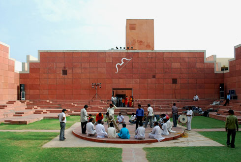 מרכז האמנויות הבינלאומי תוכנן על ידי האדריכל צ'רלס קוראה, שנחשב בקרב רבים כגדול אדריכלי הודו המודרנית  (צילום: wikipedia, cc)