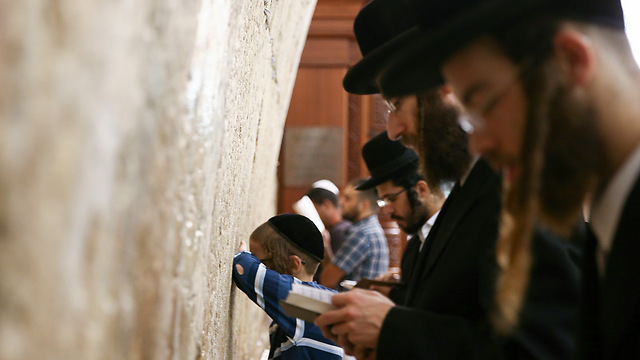 Gathering to pray at the Western Wall (Photo: Ohad Zwigenberg)