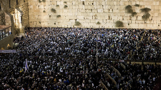 Paying at the Western Wall during 'Slihot' (Photo: EPA)