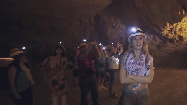 יעל גרובגלס במנהרת הכותל ב"ג'רוזלם" ()