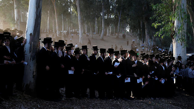 Ultra-orthodox men gather for the Rosh Hashanah ritual of 'Tashlich' at the Yarkon River in Petah Tikvah (Photo: Reuters) (Photo: Reuters)