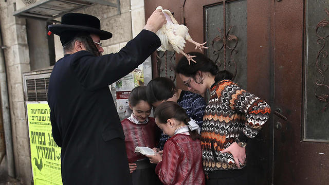 Performing the atonement ritual of 'Kapparot' in Jerusalem (Photo: AFP) (Photo: AFP)