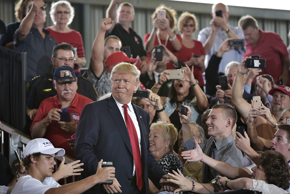 טראמפ זוכה לאהבה בעצרת בפלורידה. "חשבנו שהוא מגעיל, והמשכנו הלאה" (צילום: AFP) (צילום: AFP)