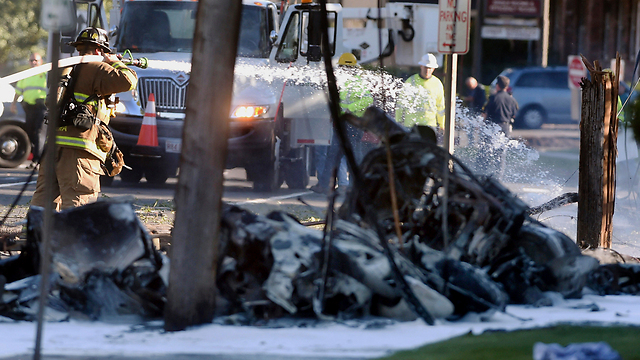 המטוס התרסק ברחוב הומה אדם (צילום: AP, Jim Michaud) (צילום: AP, Jim Michaud)