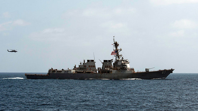 ירי מתוך הגנה עצמית. המשחתת האמריקנית USS Mason בתרגיל במפרץ עומאן (צילום: AP / Blake Midnight / U.S. Navy) (צילום: AP / Blake Midnight / U.S. Navy)