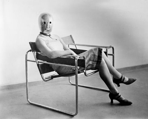 הכיסא האיקוני שעיצב מרסל ברויר, בצילום מ-1926. הצטיינו גם במיתוג (צילום: באדיבות מוזיאון תל אביב, אריך קונסמולר)