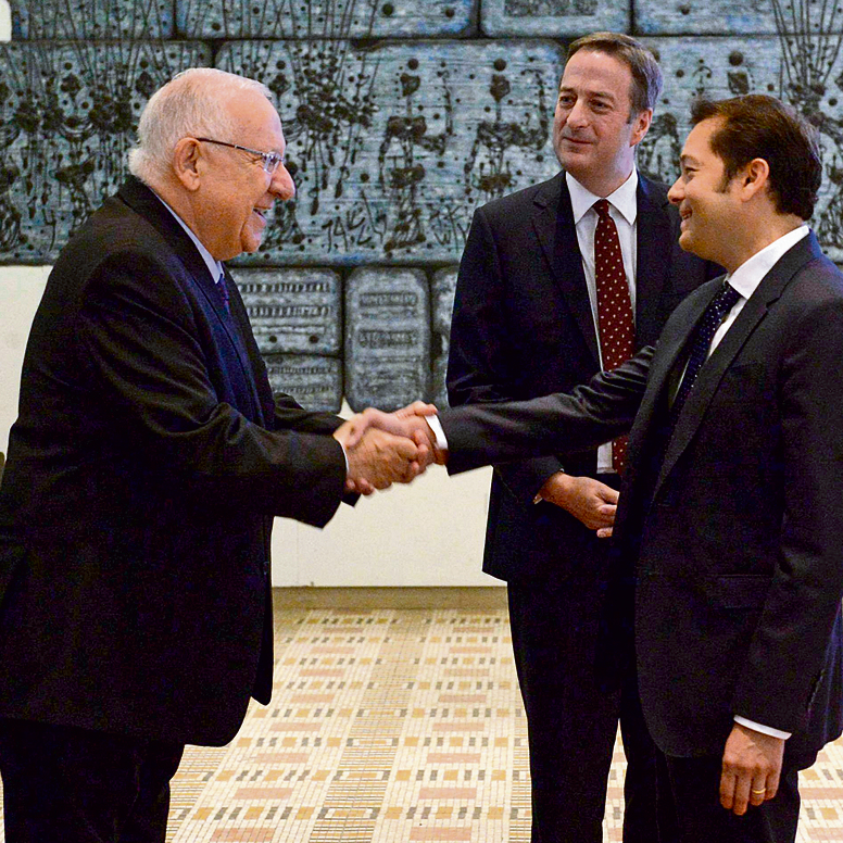 הנשיא ריבלין במפגש עם השגריר קוורי ובן זוגו, באוגוסט 2015 . "הנשיא לא נראה מופתע", אומר הנריקז