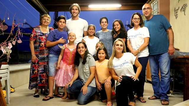 עופרי ועומר עם המשפחה ועם מתנדבות עמותת Make-A-Wish (צילום: שני מנדל) (צילום: שני מנדל)