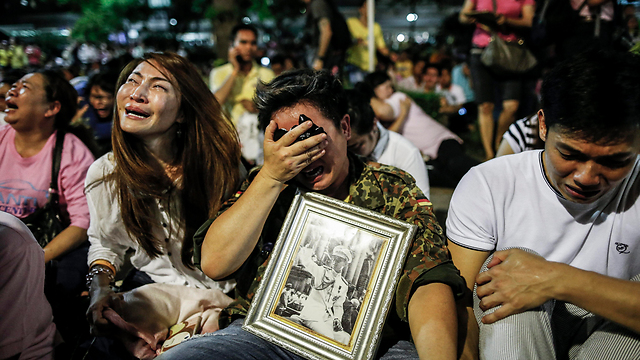 בוכים על המלך, הערב בתאילנד (צילום: EPA) (צילום: EPA)