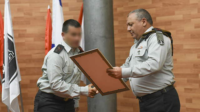 Lt. Gen. Gadi Eizenkot presenting unit citation for Duvdevan in Thursday's ceremony (Photo: IDF Spokesperson's Unit) (Photos: IDF Spokespersons' Unit)