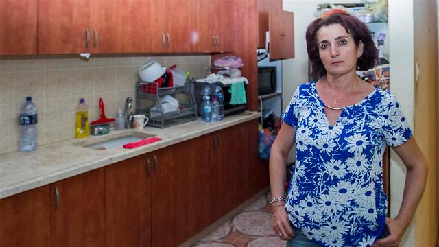 דינה רביב בביתה בחדרה (צילום: עידו ארז) (צילום: עידו ארז)