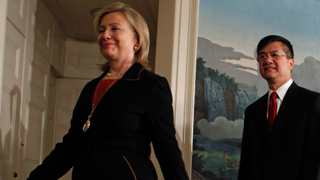 Then Secretary of State Hillary Clinton and (L) and US Ambassador to China Gary Locke (Photo: Reuters)