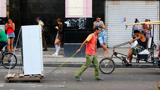 אדם גורר מקרר בקובה (צילום: AP) (צילום: AP)