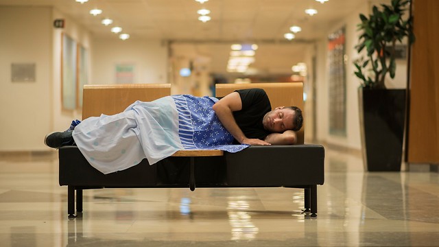 כמה שעות שינה על ספסלי בית החולים והשחר עולה (צילום: יובל חן) (צילום: יובל חן)