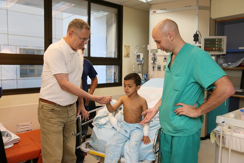 מימין: ד"ר ליאור אונגר, האוס וד"ר זאב פלדמן, מנהל היחידה לנוירוכירורגיה של הילד ויו"ר איגוד הנוירוכירורגים. ניתוח חירום (צילום: אביגיל עוזי) (צילום: אביגיל עוזי)
