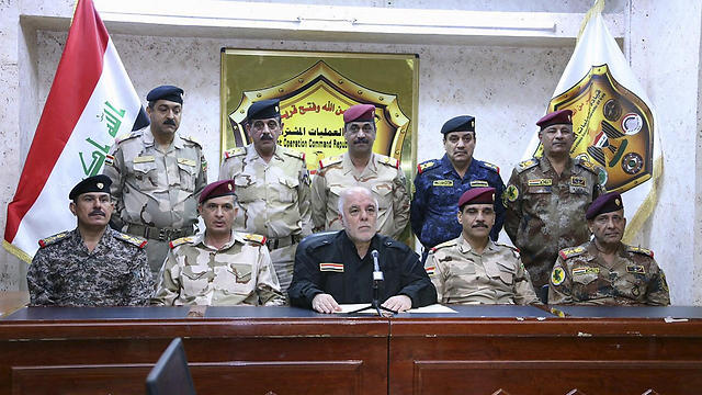 ראש ממשלת עיראק, חיידר אל-עבאדי, עם בכירי צבאו (צילום: AFP) (צילום: AFP)