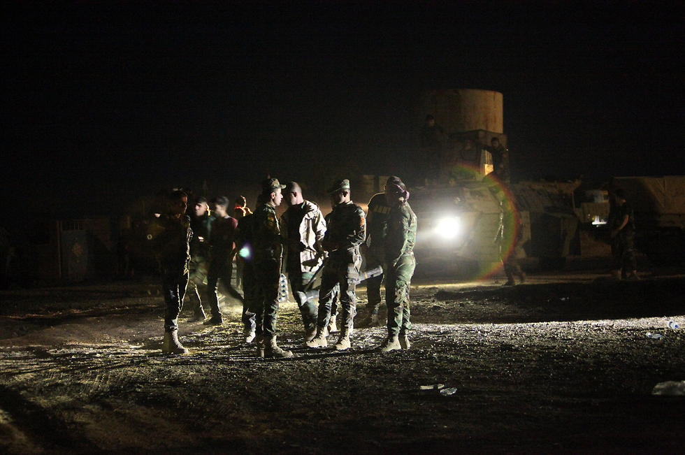 הכנות אחרונות לפני פתיחת המבצע, הלילה (צילום: רויטרס) (צילום: רויטרס)