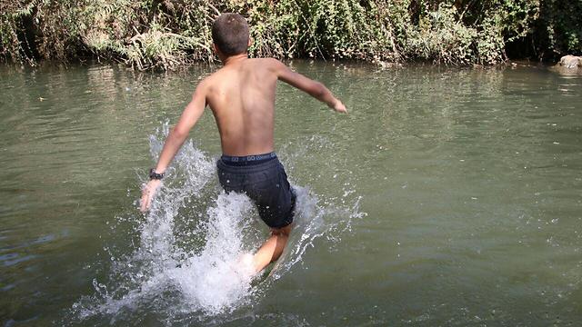 בנהר הירדן  (צילום: אבי מועלם) (צילום: אבי מועלם)