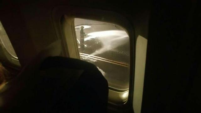 הנוסעים צפו בפעולות מתוך המטוס (צילום: שגיא מור וגאולה חי) (צילום: שגיא מור וגאולה חי)