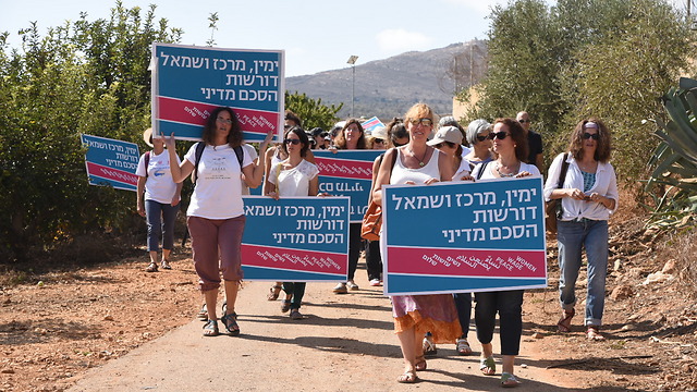 Wmen Wave Peace walking to Metula (Photo: Avihu Shapira)