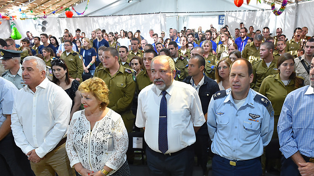 Avigdor Lieberman with lone soldiers over Sukkot (Photo: Ministry of Defense)