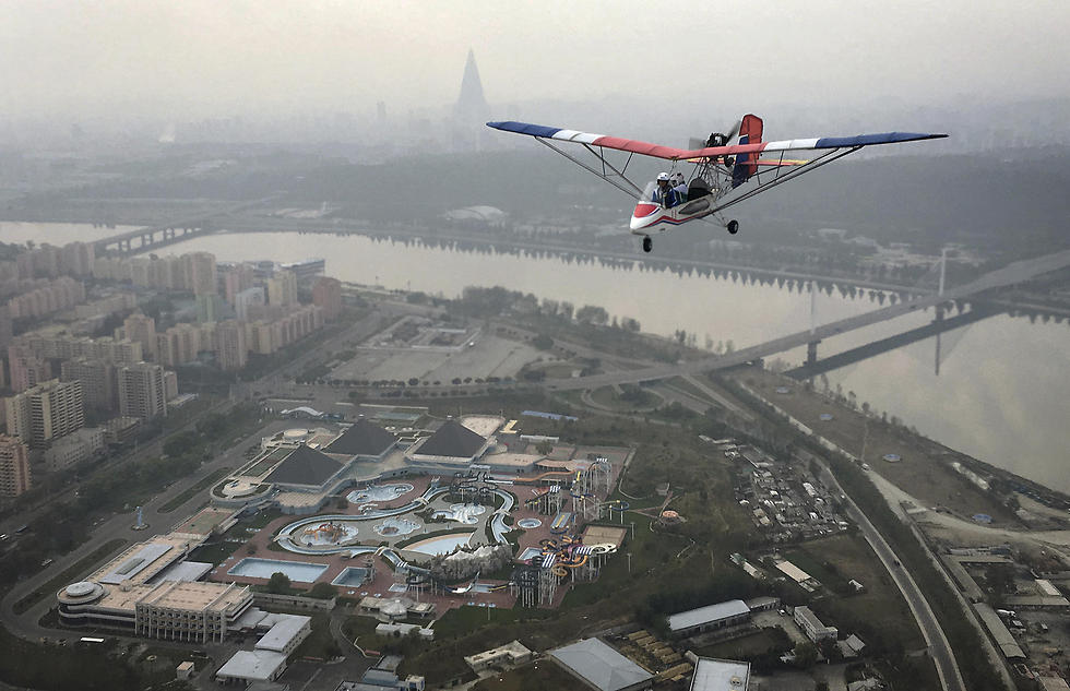 טיסת המטוס הקל בשמי פיונגיאנג (צילום: AP) (צילום: AP)
