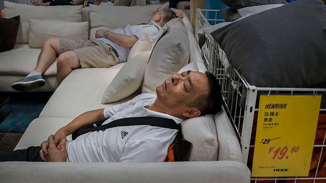 ויש גם מי שמגיע כדי לישון על כורסאות "איקאה" (צילום: gettyimages) (צילום: gettyimages)