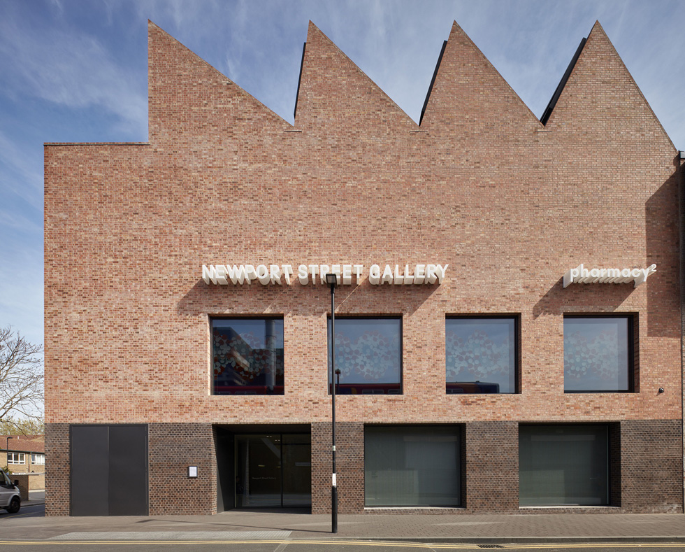 Newport Street Gallery ברובע ווקסהול בדרום לונדון מחברת חמישה מבנים, ותיקים וחדשים (צילום: rex/asap creative)