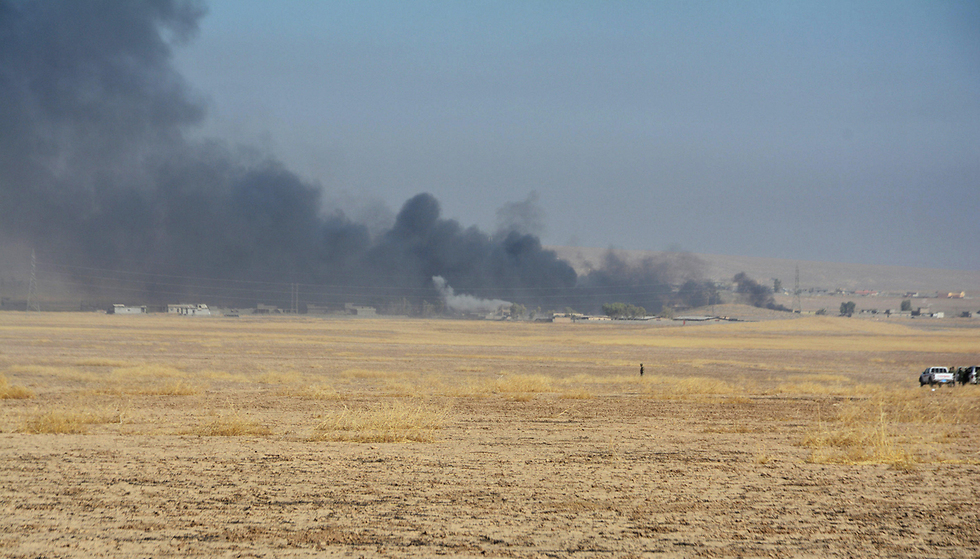 עשן מיתמר באזורי הלחימה במזרח מוסול (צילום: רויטרס) (צילום: רויטרס)