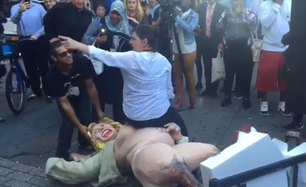 'Nancy' and Scioli fighting over the Clinton statue (Photo: YouTube)