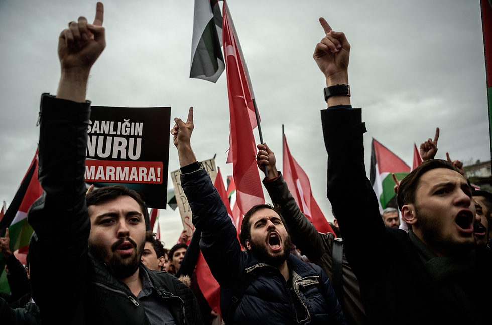 הפגנה אנטי-ישראלית באיסטנבול, היום (צילום: AFP) (צילום: AFP)