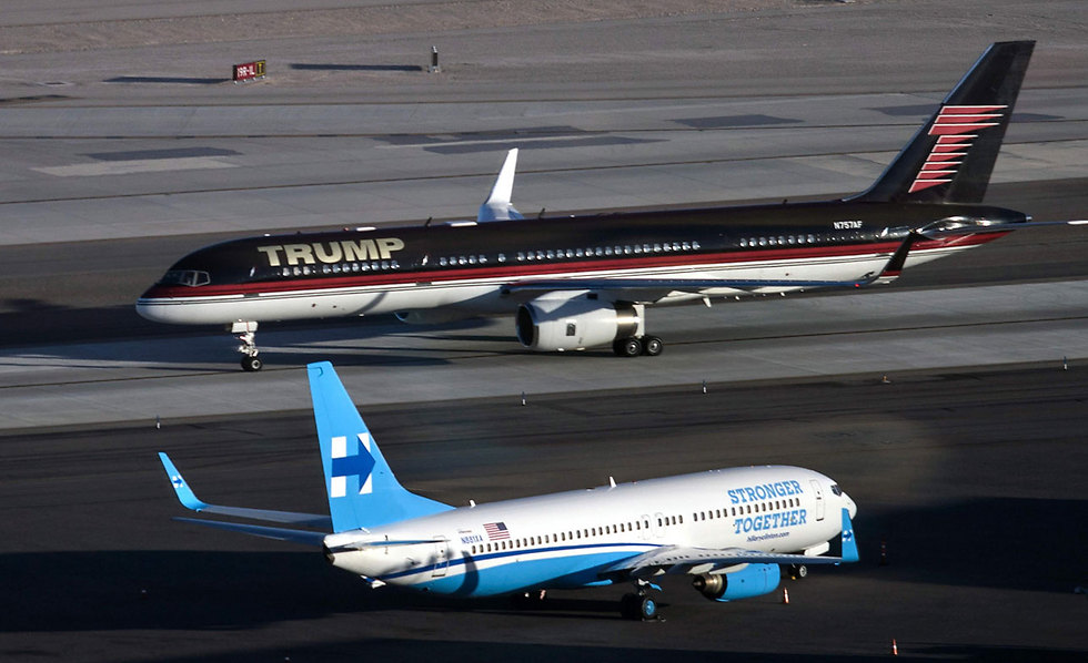 באותו מסלול. המטוס של טראמפ (למעלה) לצד מטוסה של קלינטון בלאס וגאס (צילום: AFP) (צילום: AFP)