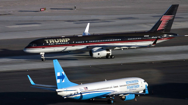 באותו מסלול. המטוס של טראמפ (למעלה) לצד מטוסה של קלינטון בלאס וגאס (צילום: AFP) (צילום: AFP)
