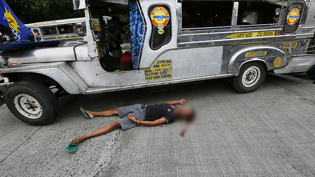 אחד המפגינים שנפגע מהרכב המשטרתי. מנילה (צילום: AP) (צילום: AP)