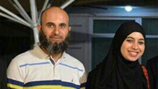 ויסאם זבידאת ואשתו סברין. עבד כמאבטח במתקנים של דאעש בעיראק ()