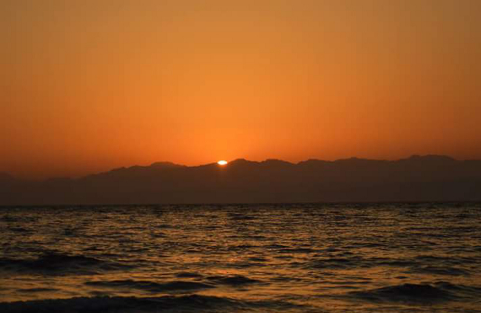 השמש זורחת מים סוף (צילום: יוסוף מגד) (צילום: יוסוף מגד)