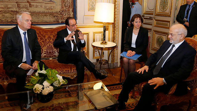 נשיא צרפת הולנד (במרכז). משמאלו שר החוץ שלו איירו ומימינו שר החוץ העיראקי אל-ג'עפרי (צילום: EPA) (צילום: EPA)
