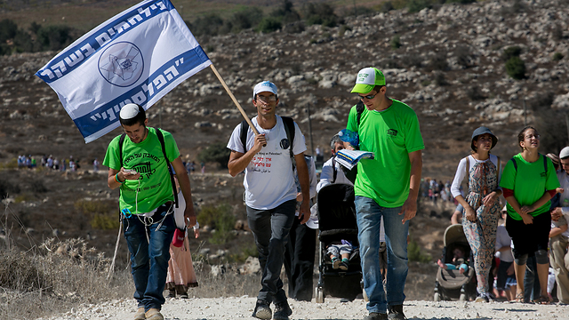 Protestors walking to Amona (Photo: Ohad Zwigenberg)